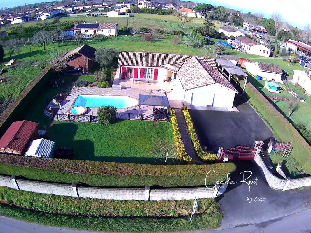 Maison à SAINT-CHRISTOLY-DE-BLAYE