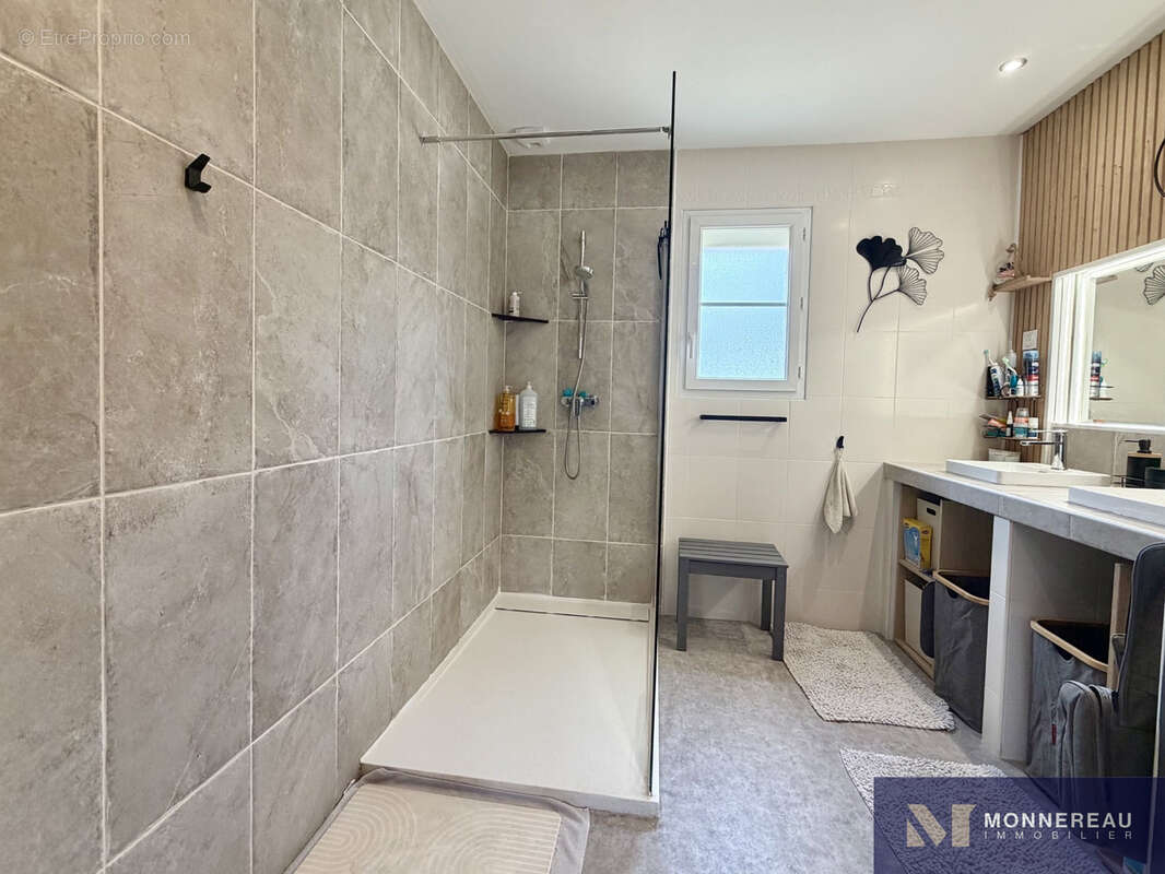 Maison des annees 2000 renove avec bel exterieur, piscine et poolhouse. - photo 8