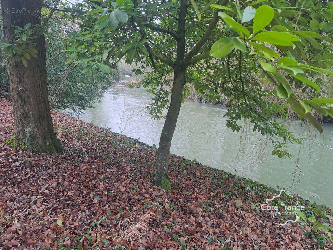 Commerce à MEZIERES-SUR-OISE