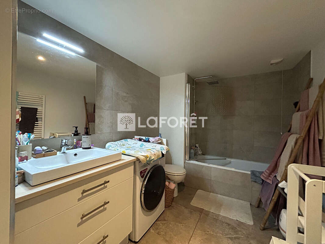 Appartement à SAINT-LAURENT-DU-VAR