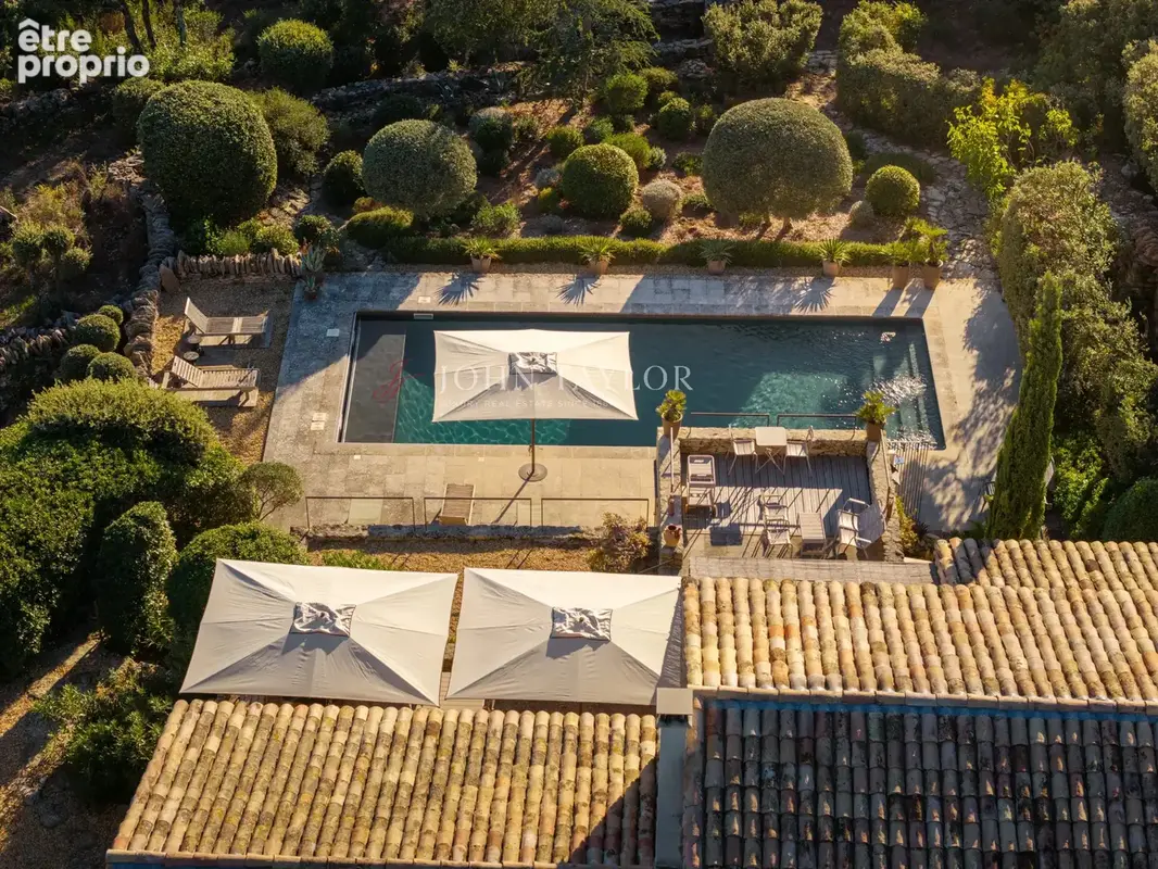 Superbe propriété en pierre avec piscine et vue panoramique sur le Luberon à Gordes, Provence. - photo 24