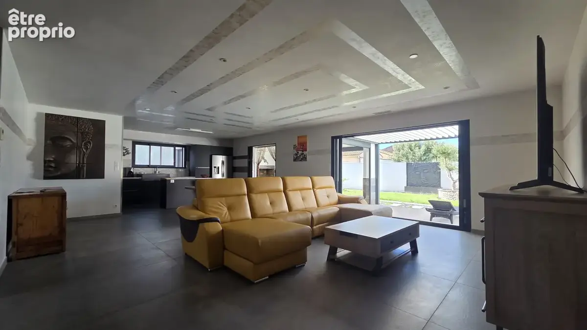 A vendre - cers - villa plain-pied de 172 m2 de type 5 sur 700 m2 de terrain avec piscine et garage - photo 5