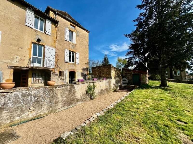 Saint-Pierre-la-Noaille (42)Grande maison de caractère de 217 m² habitables  et un potentiel d'aménagement jusqu'à 475 m² sur 3  - photo 2