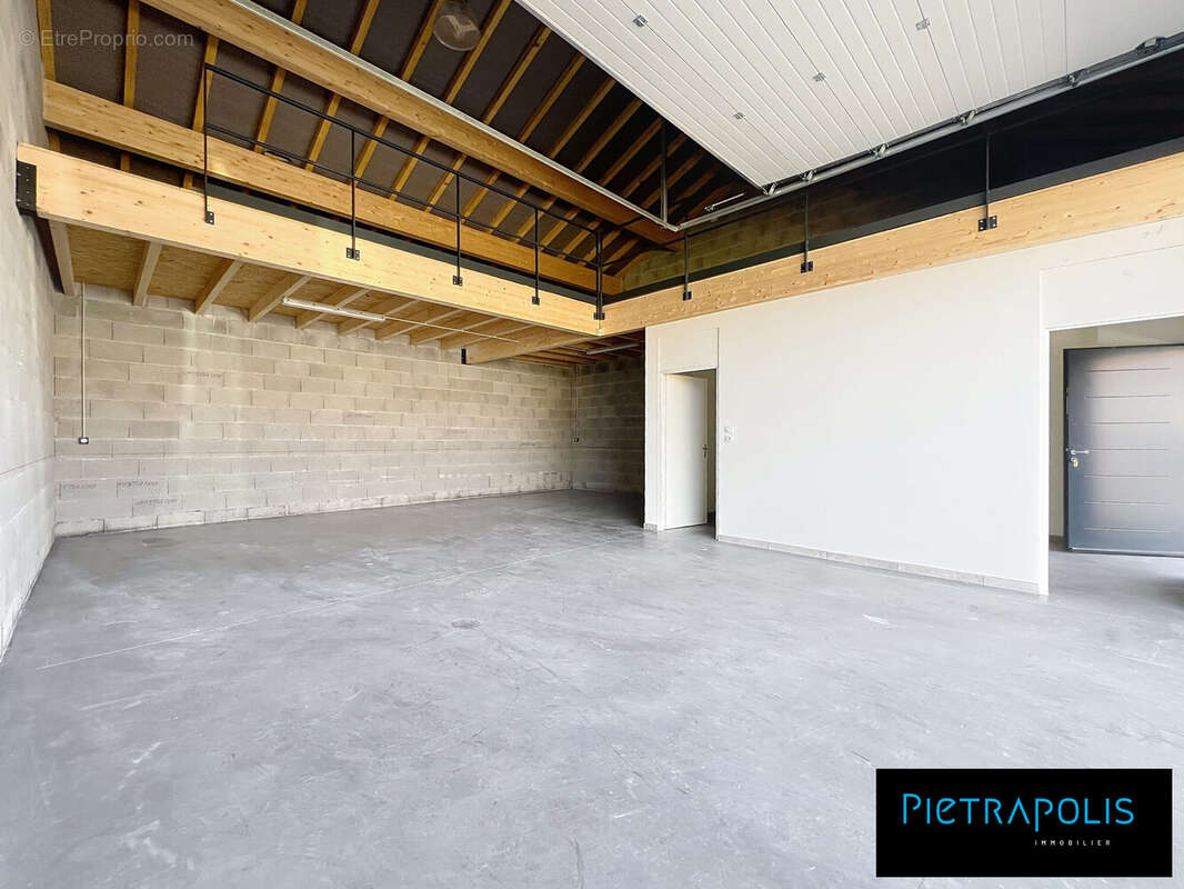 Commerce 352 m² à Pusignan  - photo 8