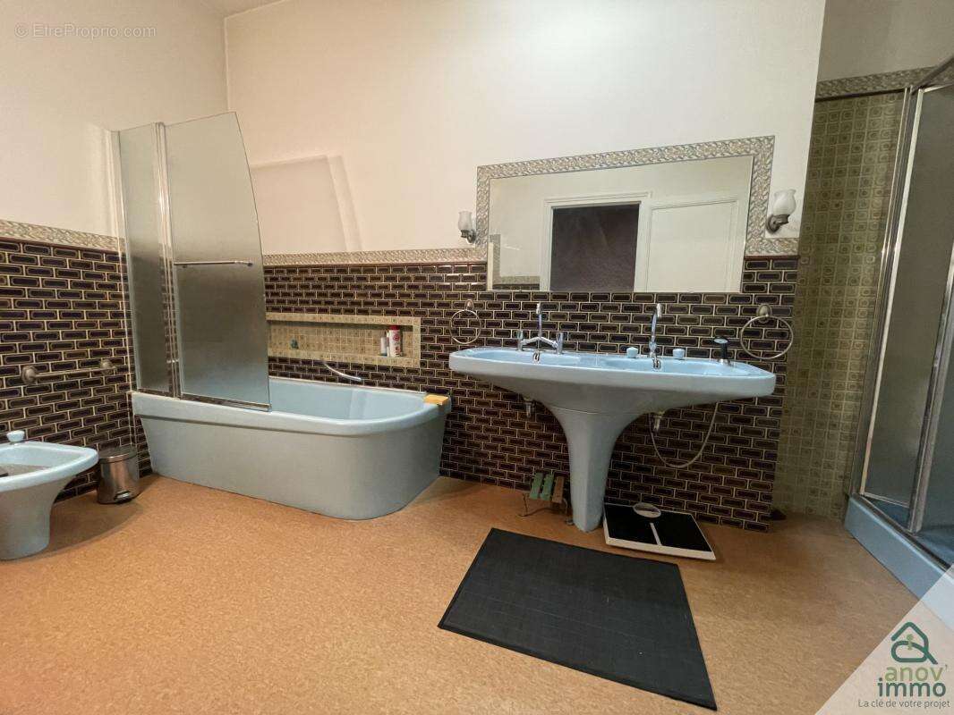 Maison à VILLEBOIS-LAVALETTE