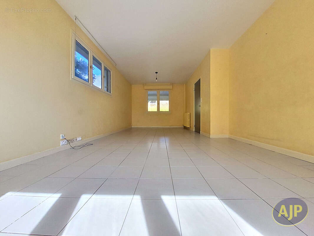 Exclusivité à La Roche-sur-Yon : Maison Familiale à Étage de 130 m² - photo 4