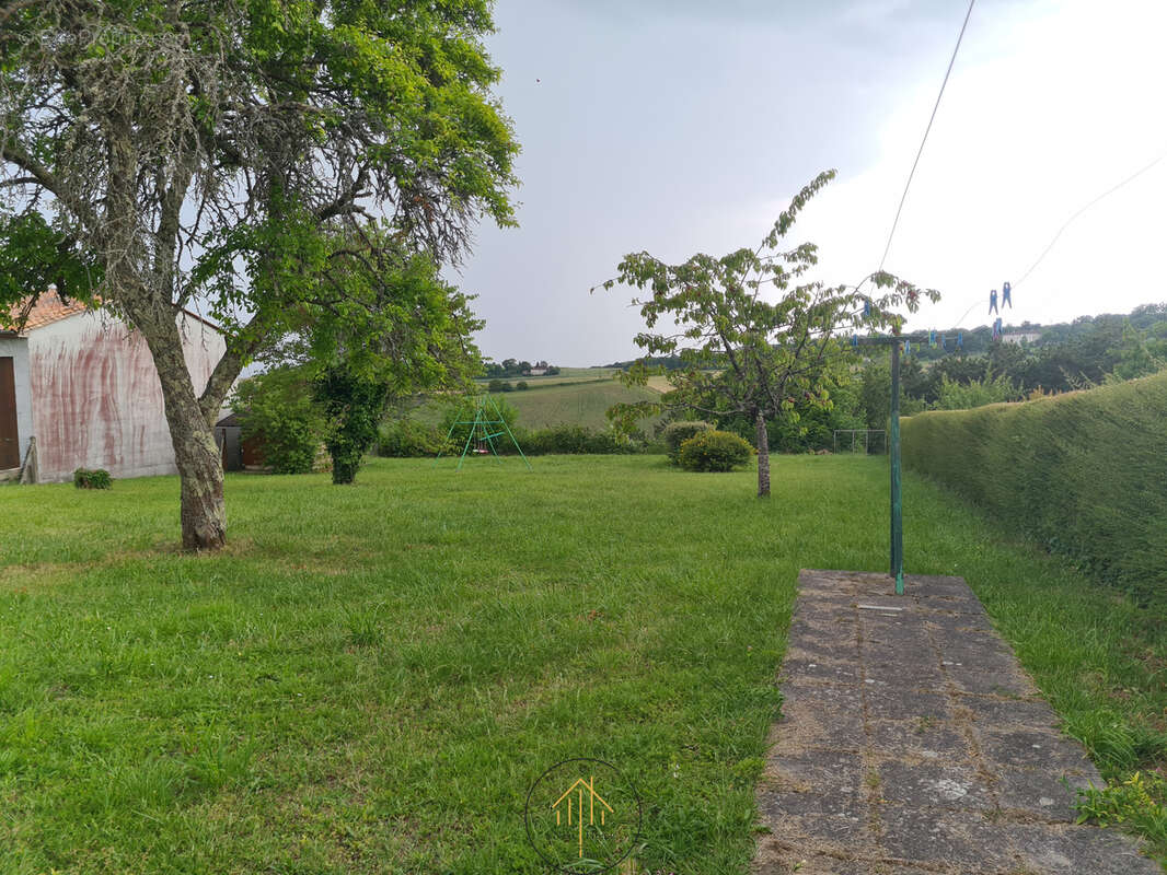 Maison à MONTMOREAU-SAINT-CYBARD