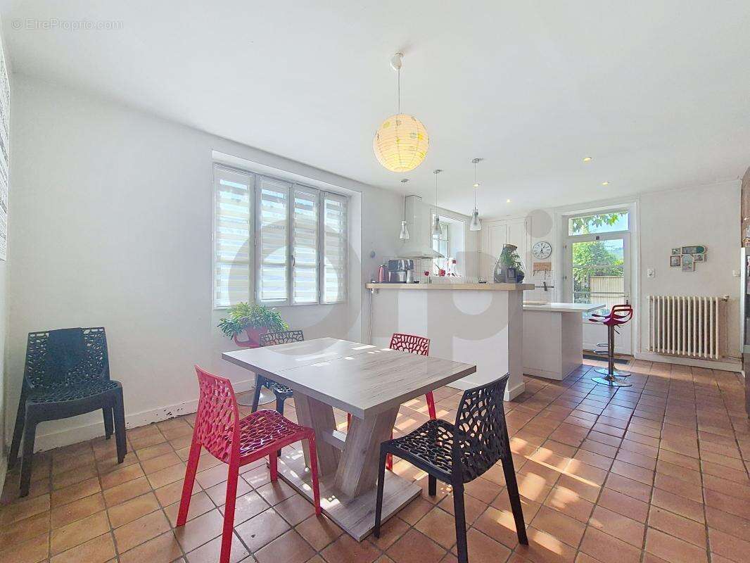 Terrasson-Lavilledieu (24) : maison en pierre 5 chambres avec piscine - photo 3