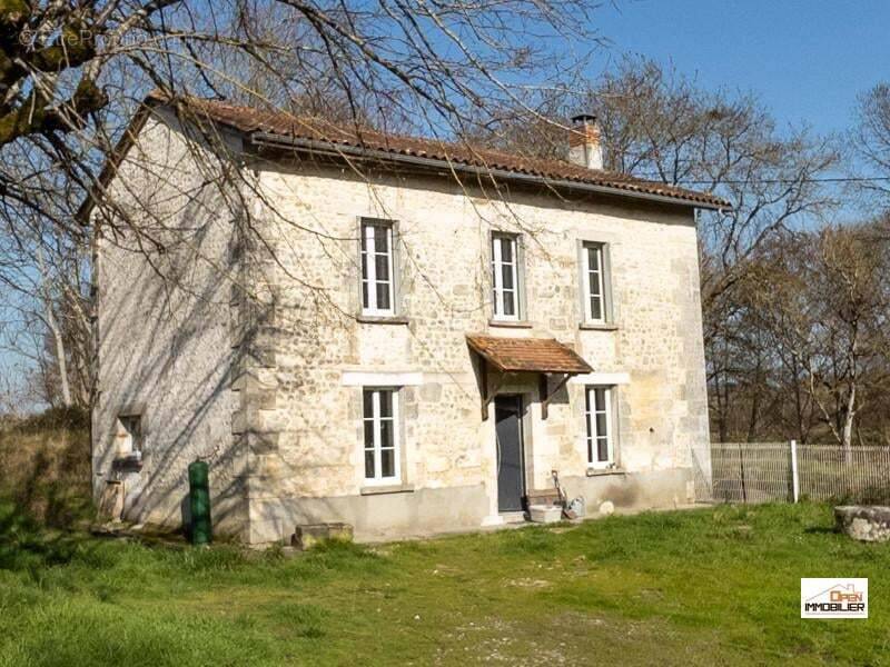 Maison 89 m² à Courgeac  - photo 1