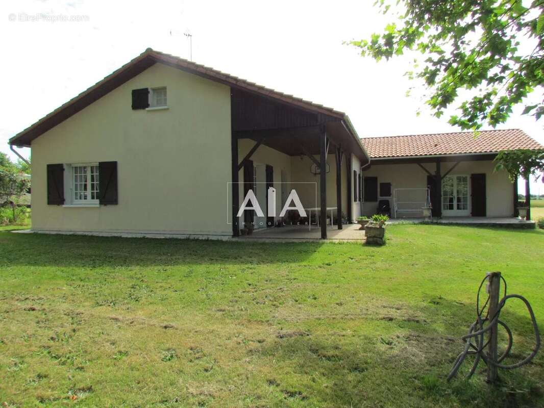 Maison à LES ADJOTS