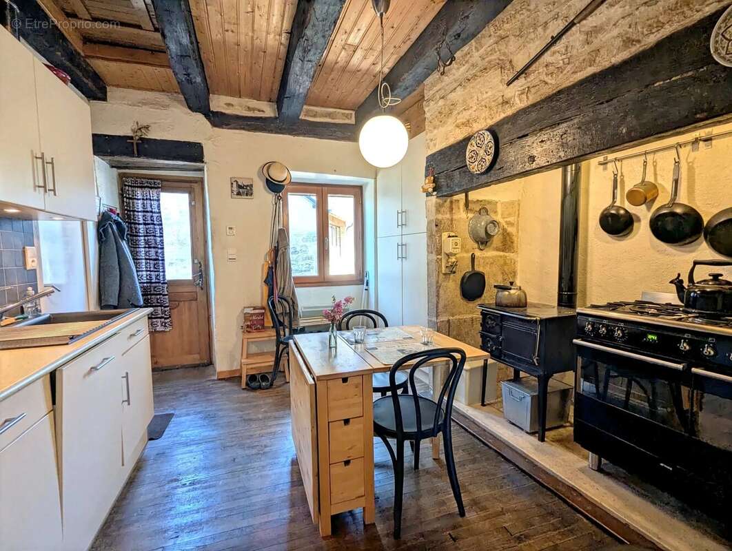 Maison de village en pierre avec 3 chambres, garage double, cave et terrasses - photo 7