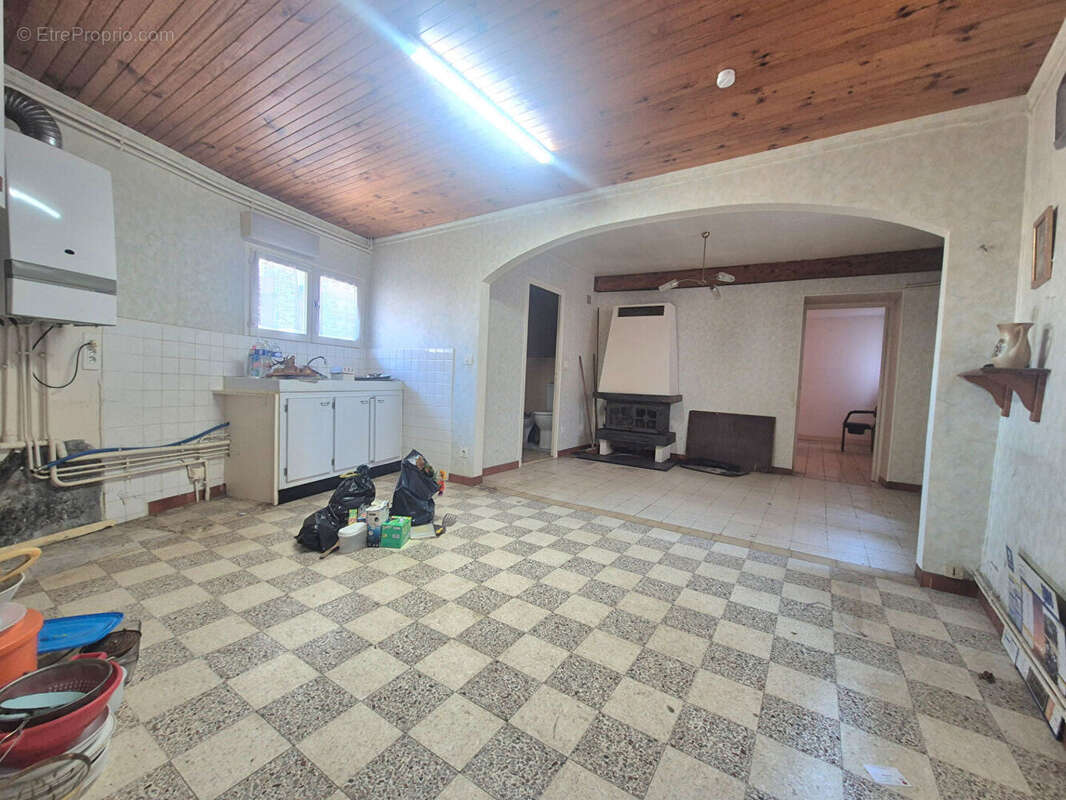 MIREFLEURS / Maison T5 de 115 M2, cour et nombreuses dépendances ! - photo 5