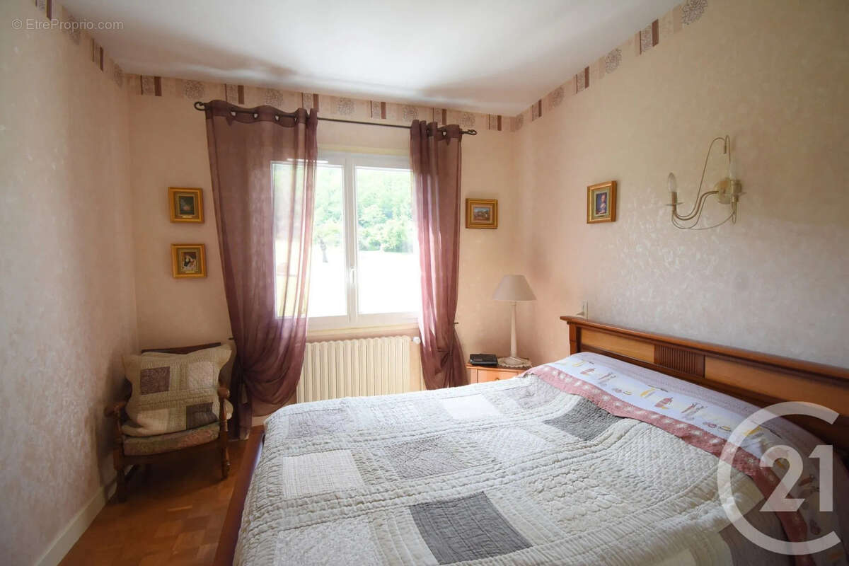 Maison à CREUZIER-LE-VIEUX