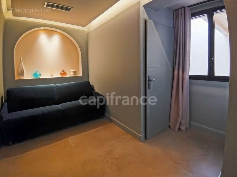 Commerce à AIGUES-MORTES