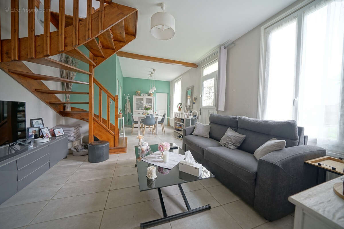 Maison à LA QUEUE-LES-YVELINES