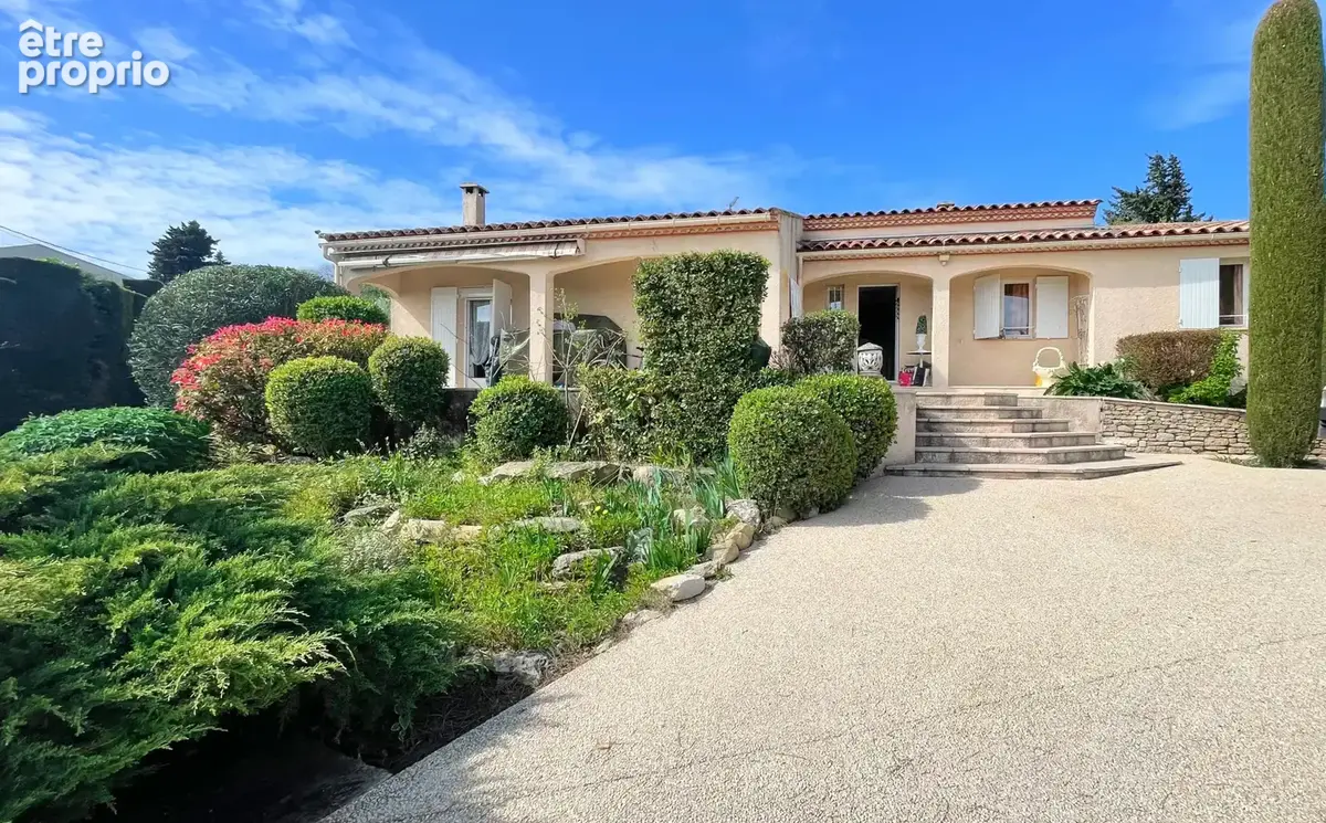 Proche Pont du Gard, villa avec parc paysager, piscine et double garage - photo 2