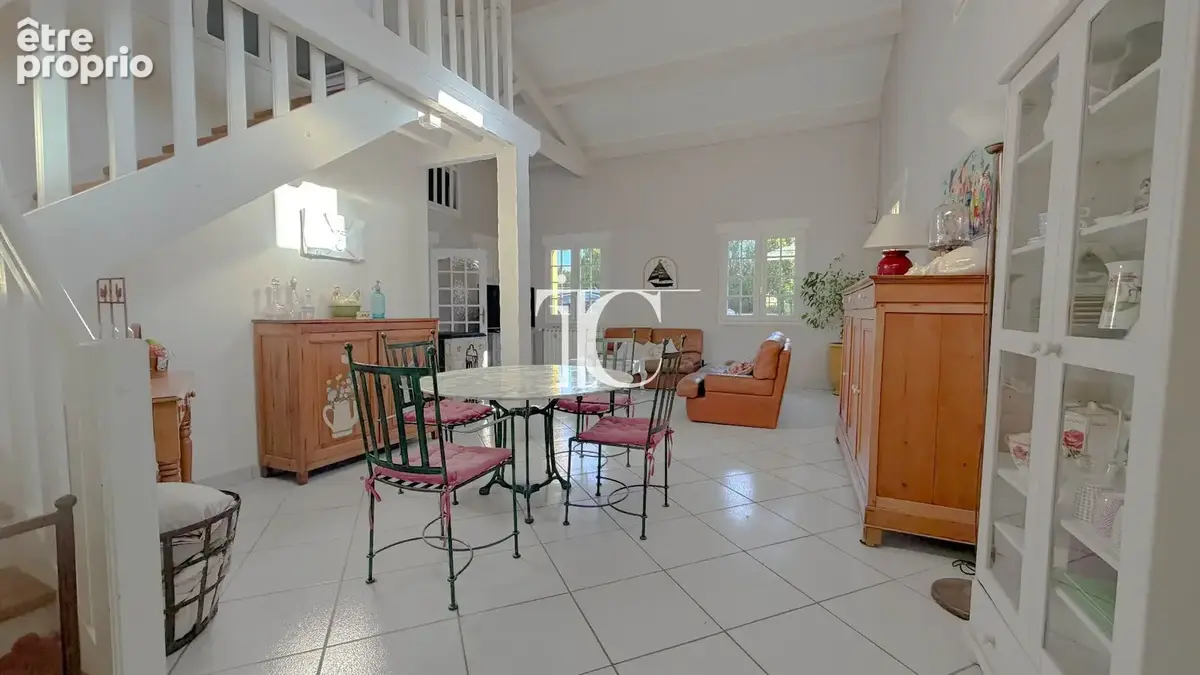 Propriété avec boxes, terrain clôturé et piscine sur 5 600 m² - photo 6