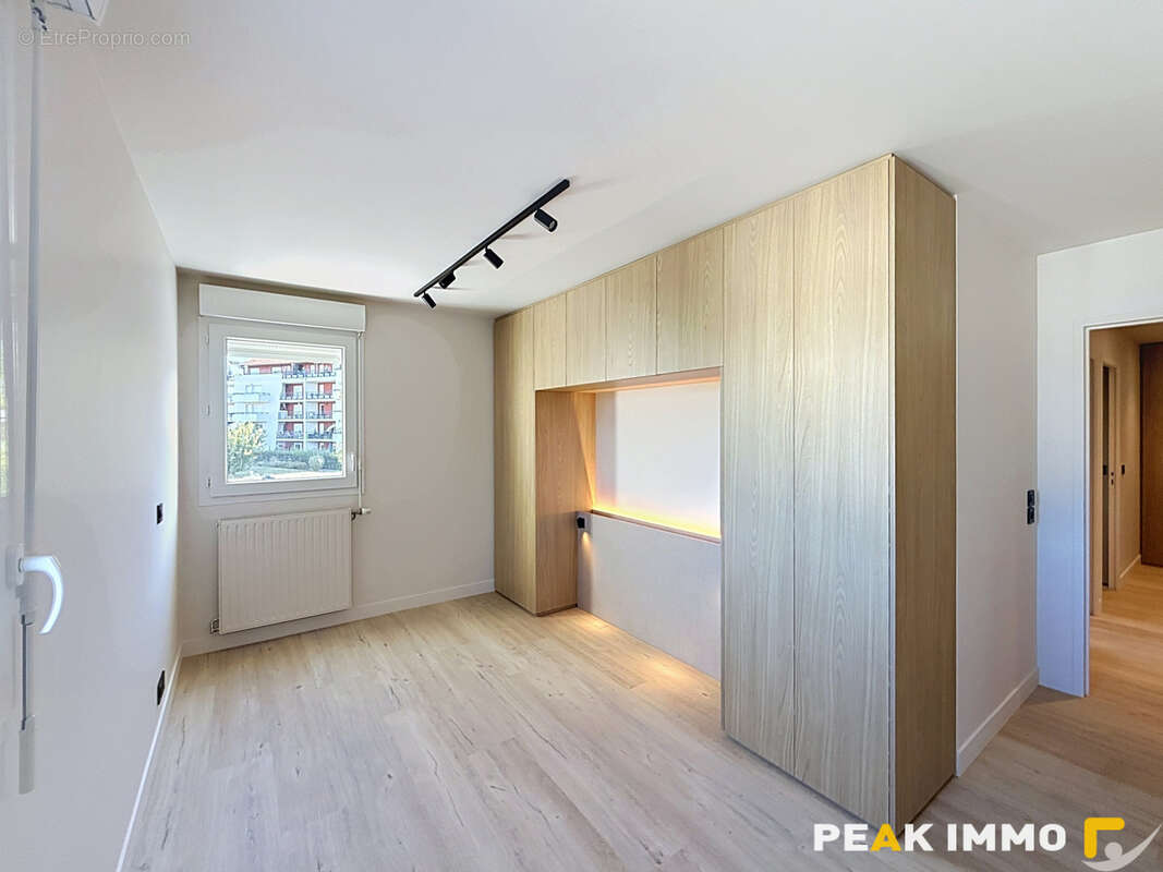 T4 - 86m2 entièrement rénové - Balcon, parking - garage double en sus - photo 9
