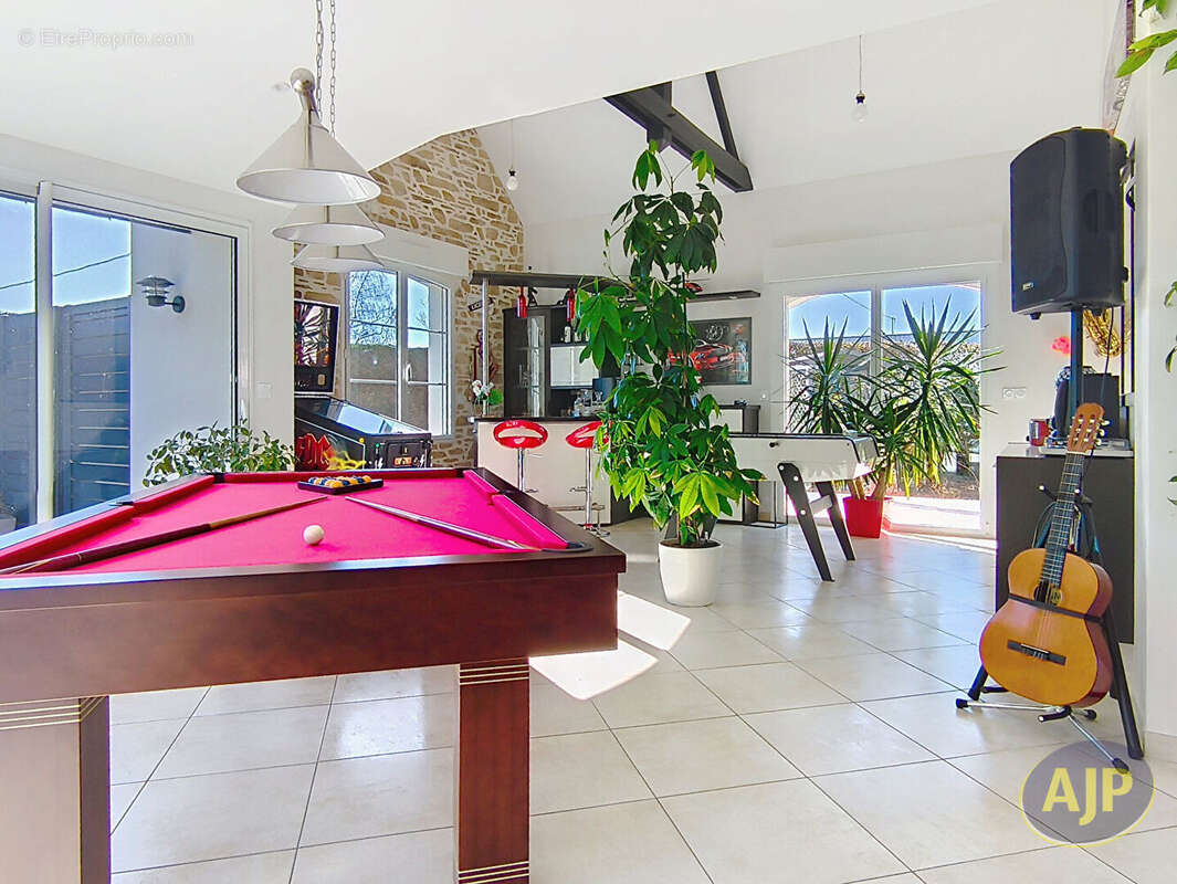 VITRE EN CAMPAGNE Maison  8 pièce(s) 257.84 m2 - photo 7