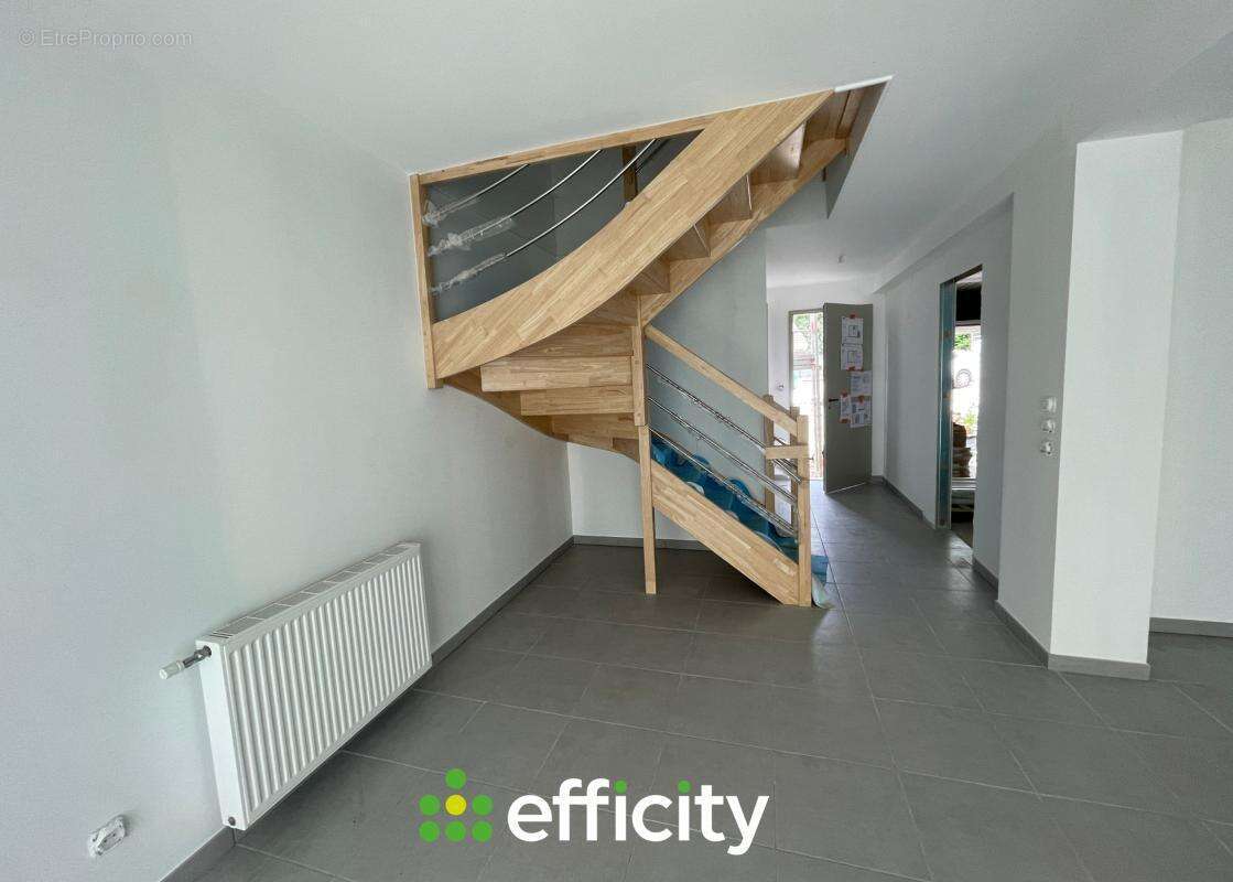 Maison à LA CHAPELLE-DE-LA-TOUR