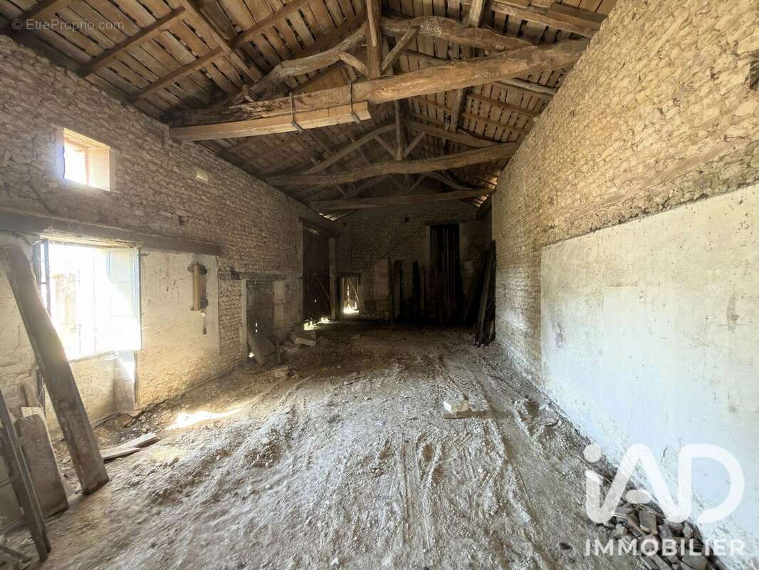 Maison 370 m² à Bouteville  - photo 5