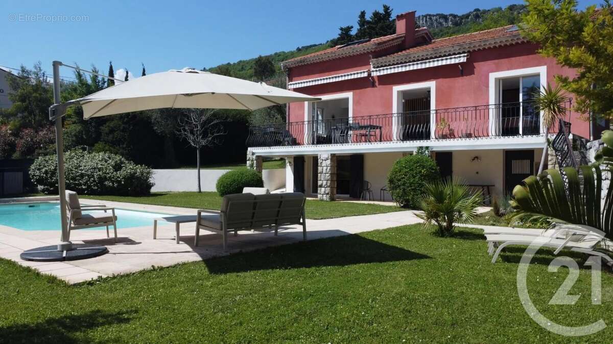Maison à CHATEAUNEUF-GRASSE