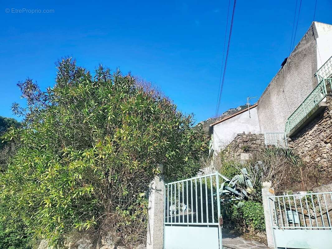 Maison à COLOMBIERES-SUR-ORB