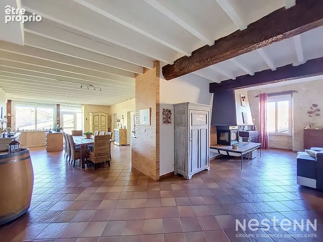 À vendre Maison de village en pierre de 216 m² avec deux appartements, cour, et garages - photo 11