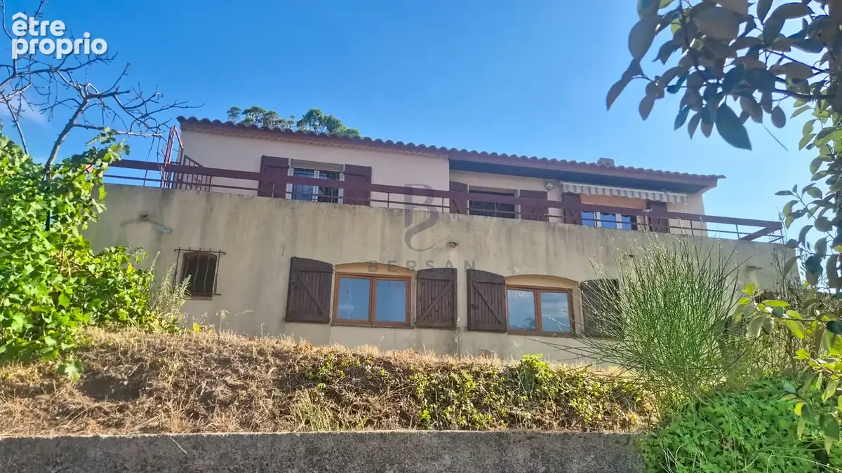 Villa frejus vue dégagée beaux volumes rénovation a prévoir - photo 4