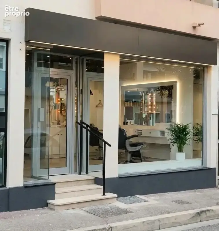 Juan-les-Pins centre – Local commercial avec vitrine – Rue passante à proximité de la mer - photo 2