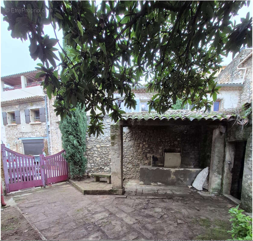 Maison à LA ROQUE-D&#039;ANTHERON