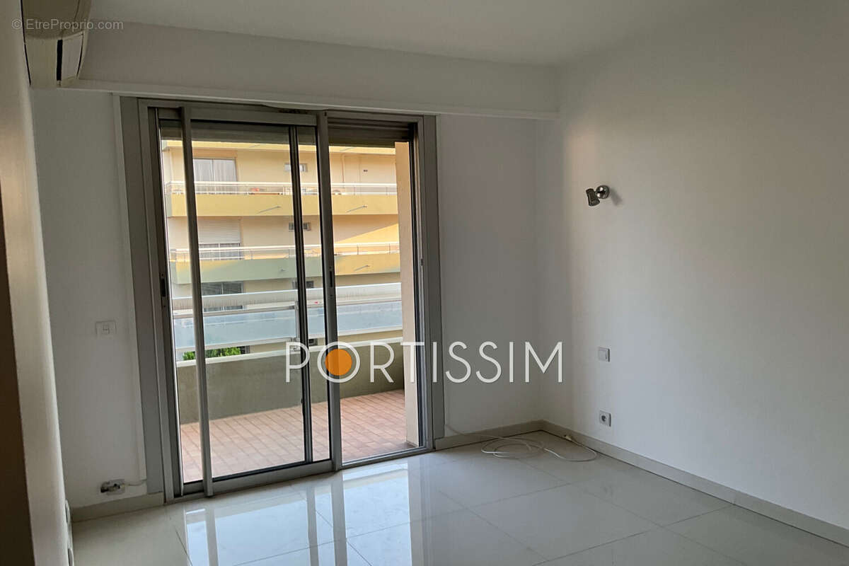 Appartement à SAINT-LAURENT-DU-VAR