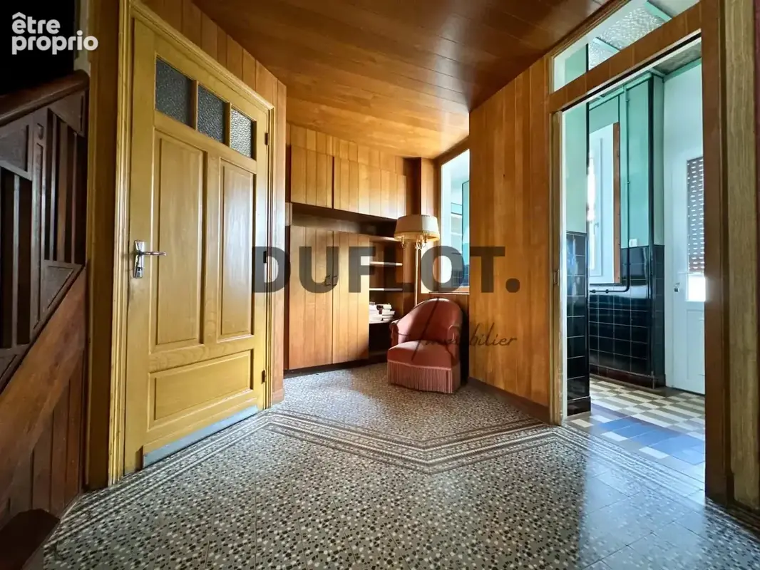 Grande mitoyenne atypique avec 2 grands garages et superbe extérieur - photo 7