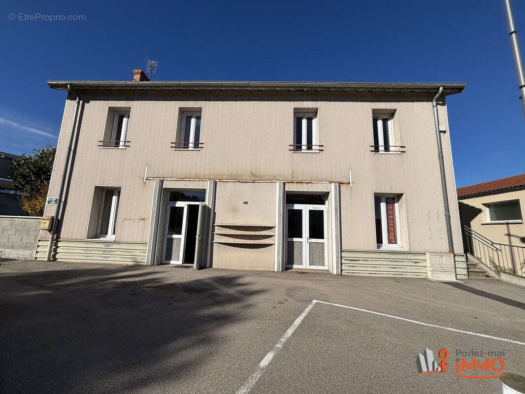 Maison 290 m² à Saint-Romain-Le-Puy  - photo 2