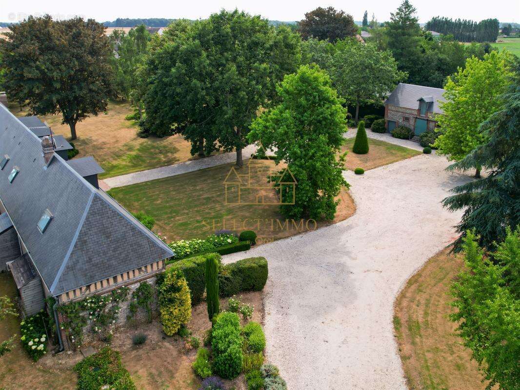 Propriété d'exception de 237m² dans un cadre d'exception et 400m² de dépendances - photo 2