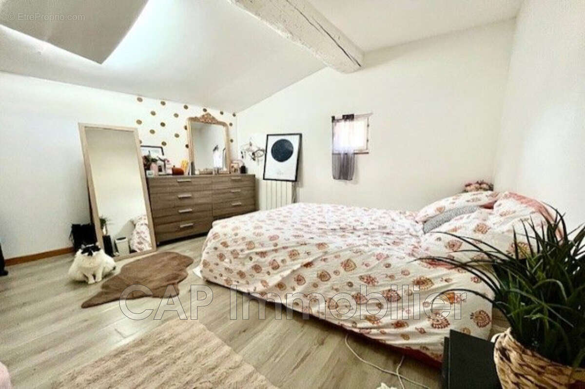 Maison à OPOUL-PERILLOS