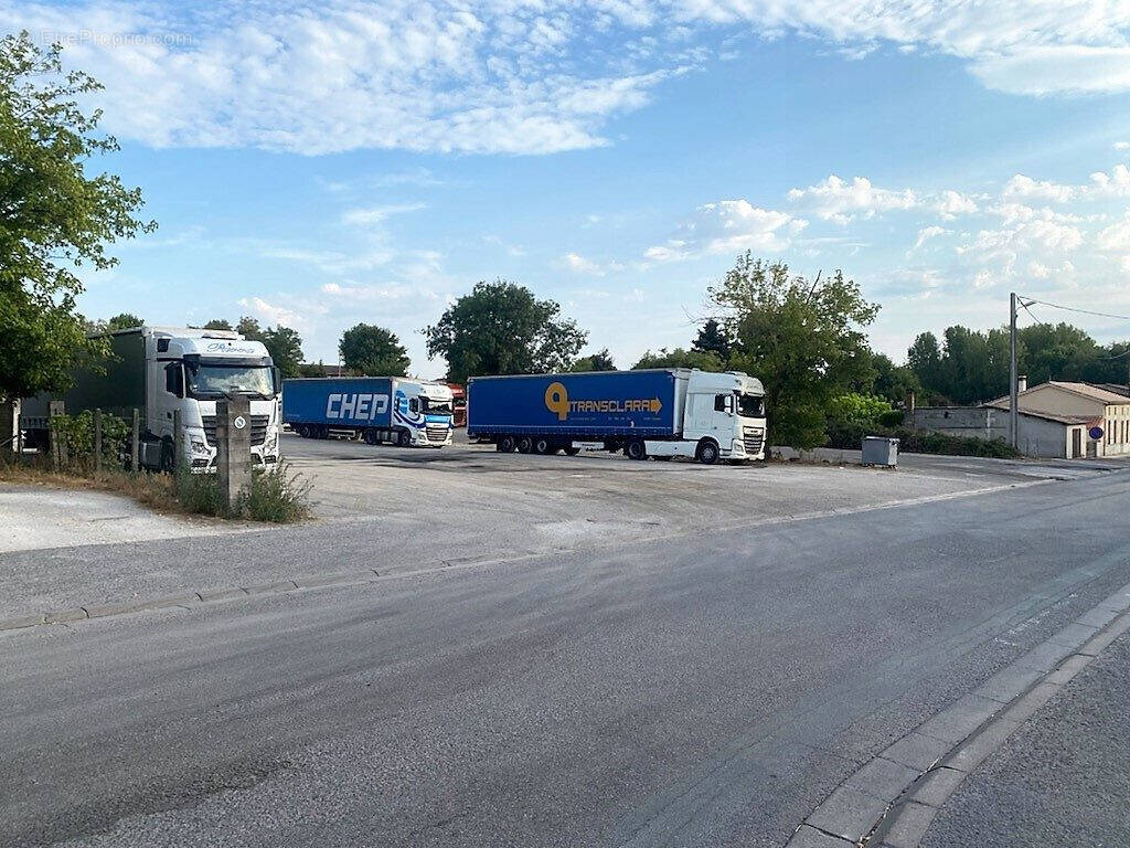 Terrain à MONTLIEU-LA-GARDE