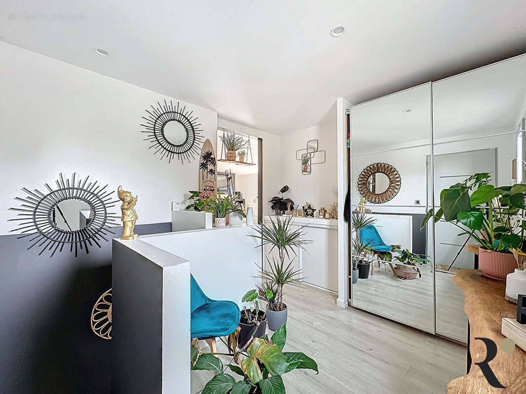 Maison à SAINT-PIERRE-DE-LAGES