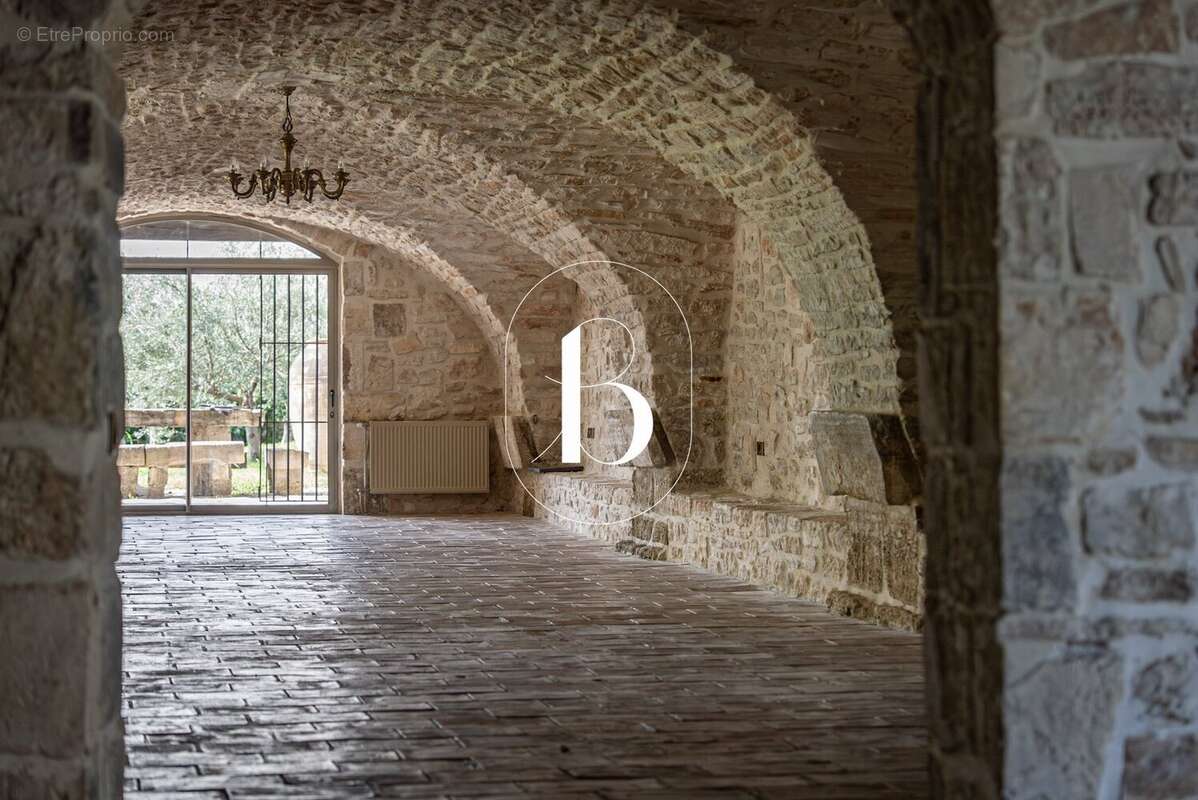 Maison 950 m² à Goudargues  - photo 18