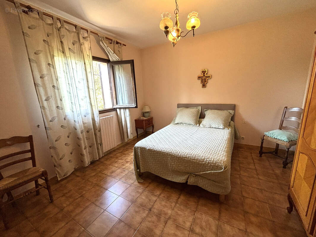 Villa avec plusieurs appartements située dans un quartier calme de Porto Vecchio. - photo 14