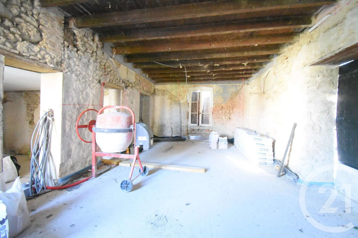 Maison à CREUZIER-LE-NEUF