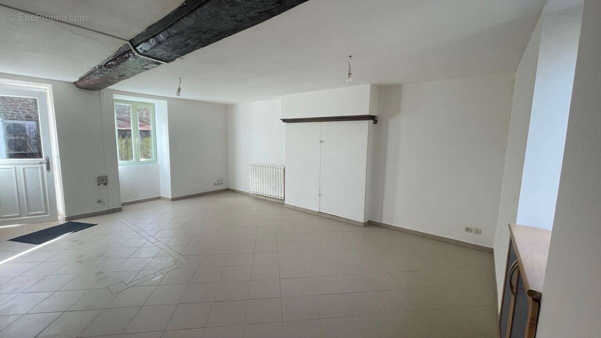 Maison à MONTREUIL-POULAY