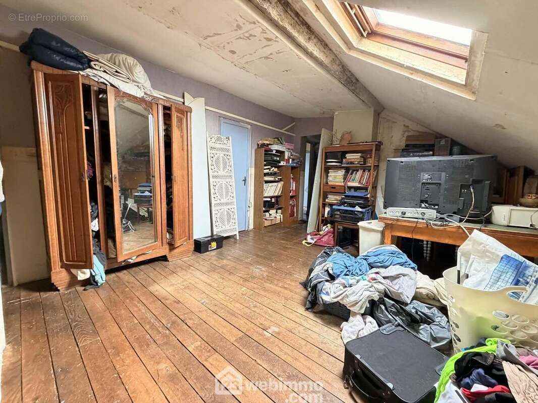 A l'étage, le palier de 30 m² pouvant faire office de bureau mène à ... - Maison à AULNOIS-SOUS-LAON