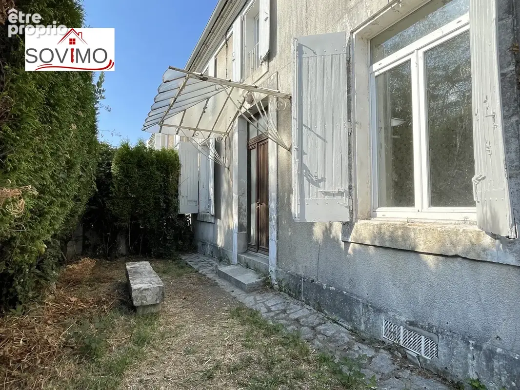 Maison de ville à rénover : jardin, garage et beau potentiel - photo 19