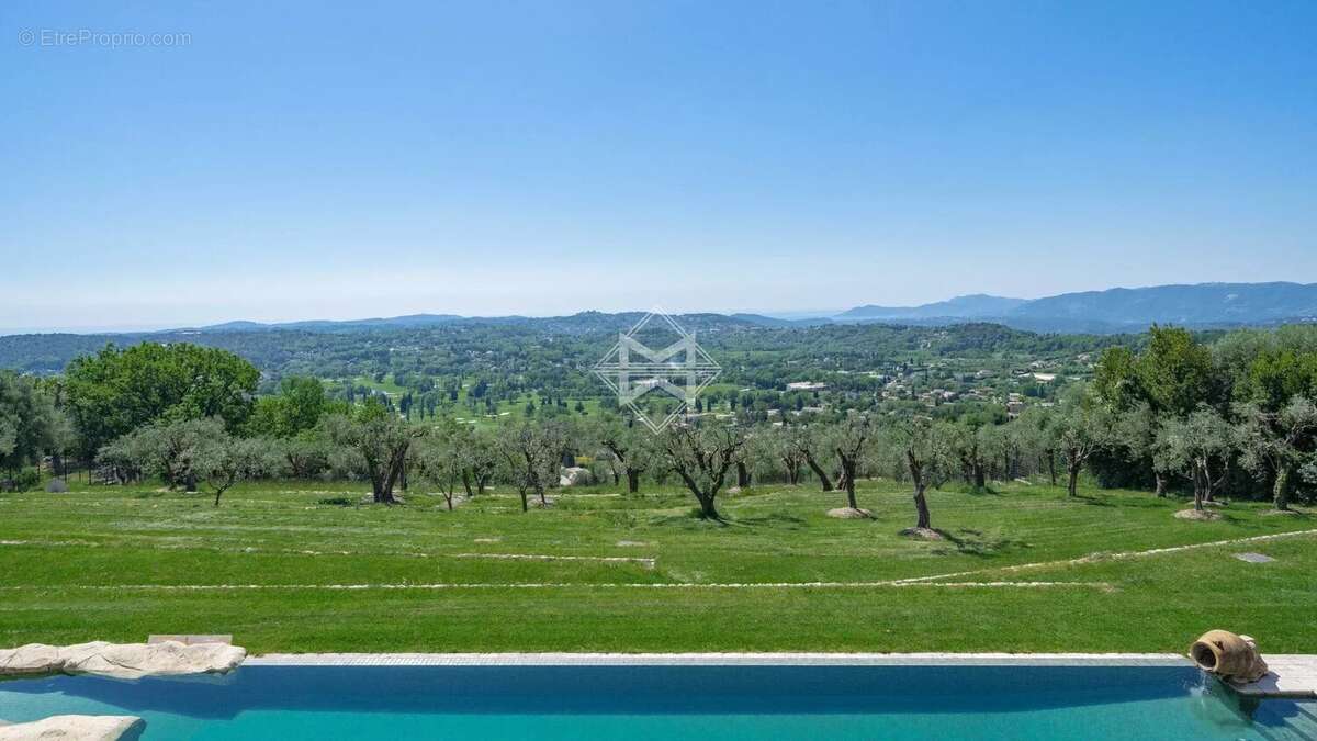 Maison à CHATEAUNEUF-GRASSE