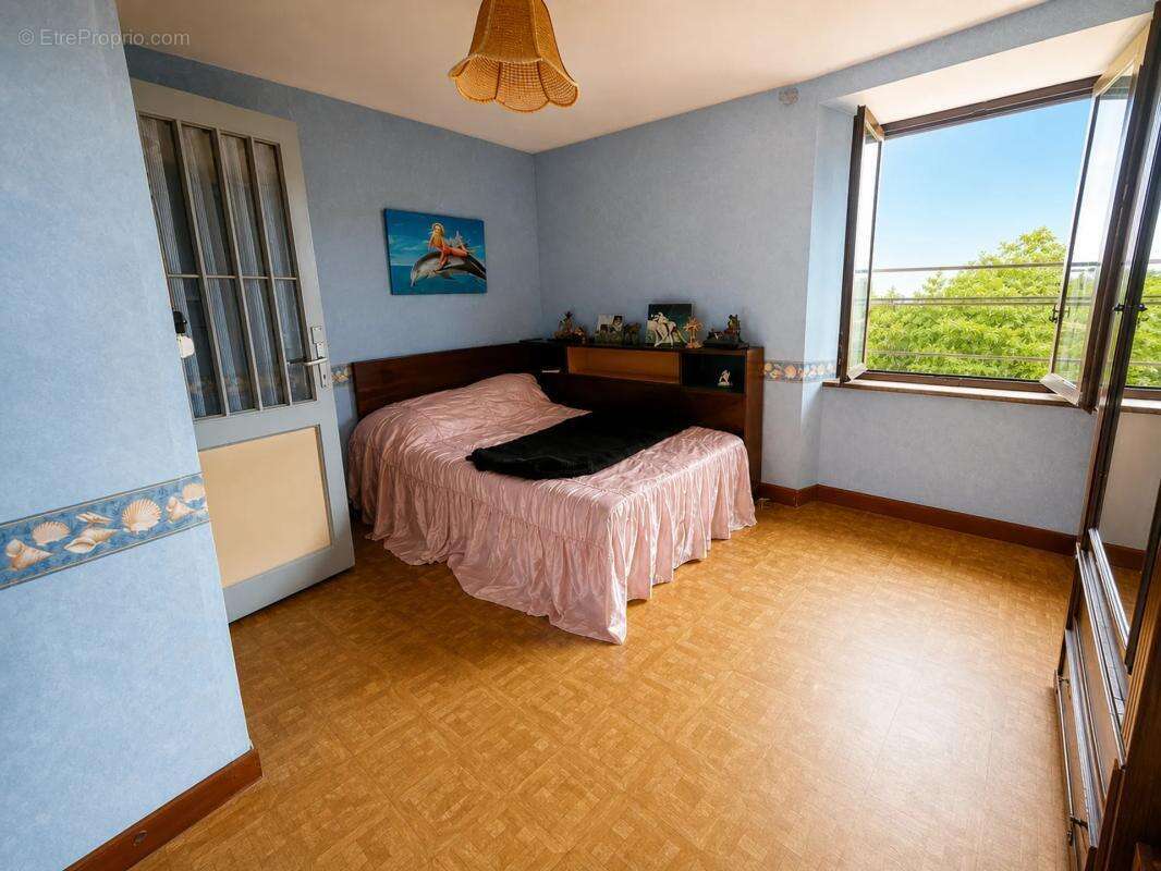 Maison de 130,94 m² à rénover avec dépendances et jardin - photo 5