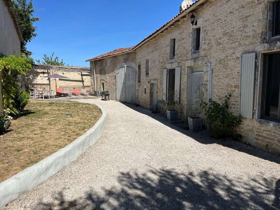 Charmante maison en pierre avec trois chambres et deux salles de bains - photo 3