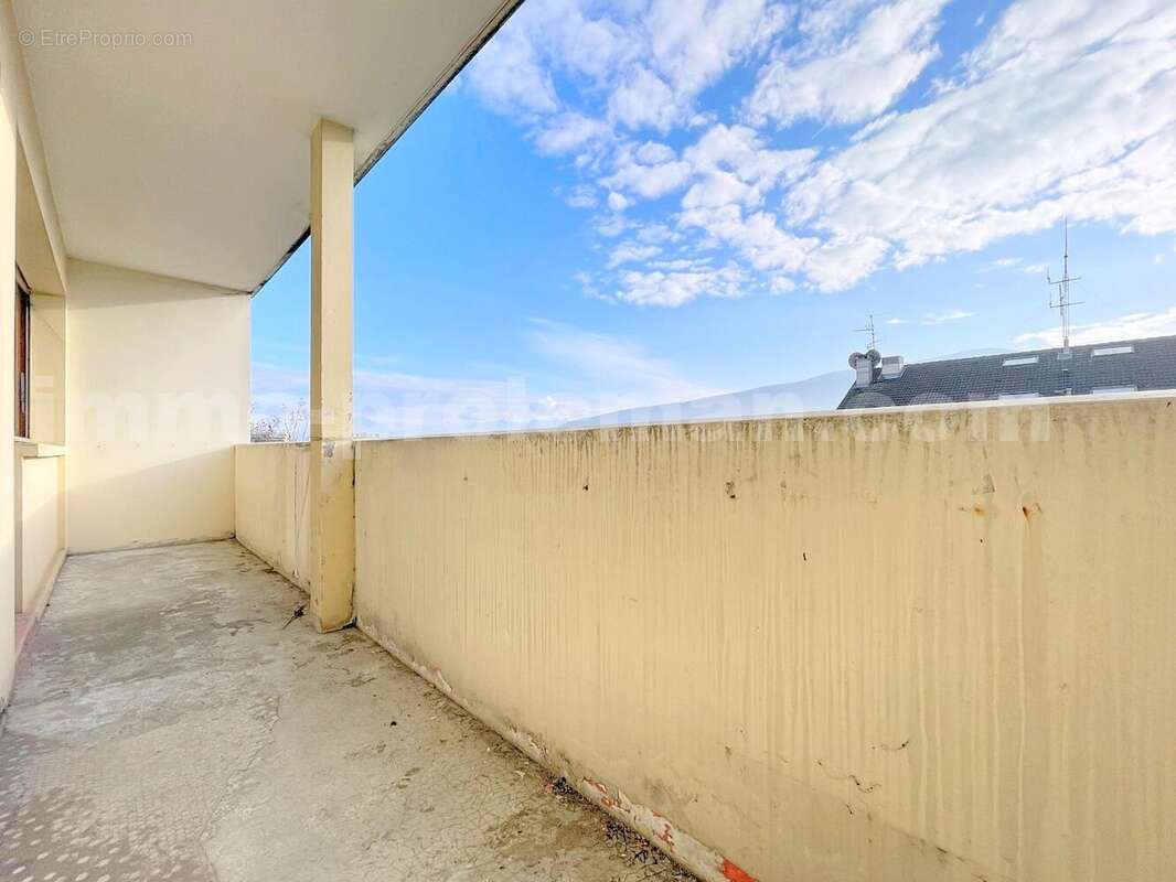 Appartement_T3_Gaillard_belle_superficie_prix_frontière_Suisse_direction_GENEVE_autoroutes_investissement_locatif_vente_vue_séjour_salon_cuisine_balcon_ - Appartement à GAILLARD