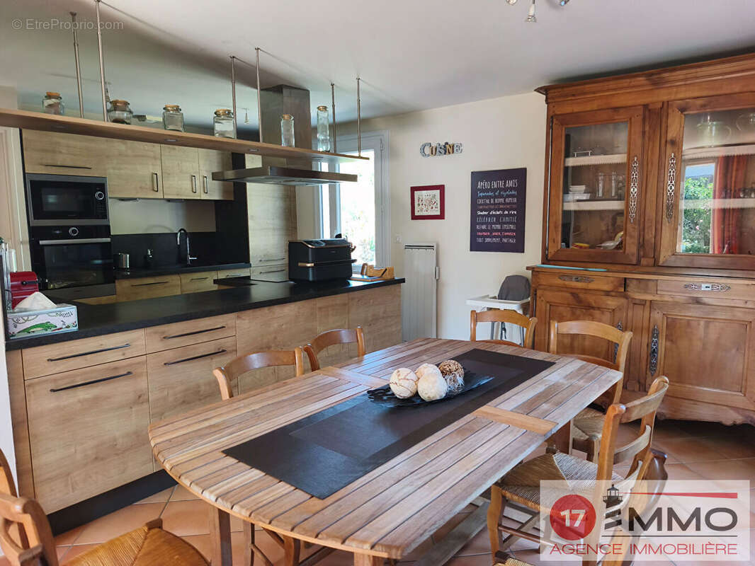 Maison familiale avec piscine, double garage et nombreuses dépendances - photo 4