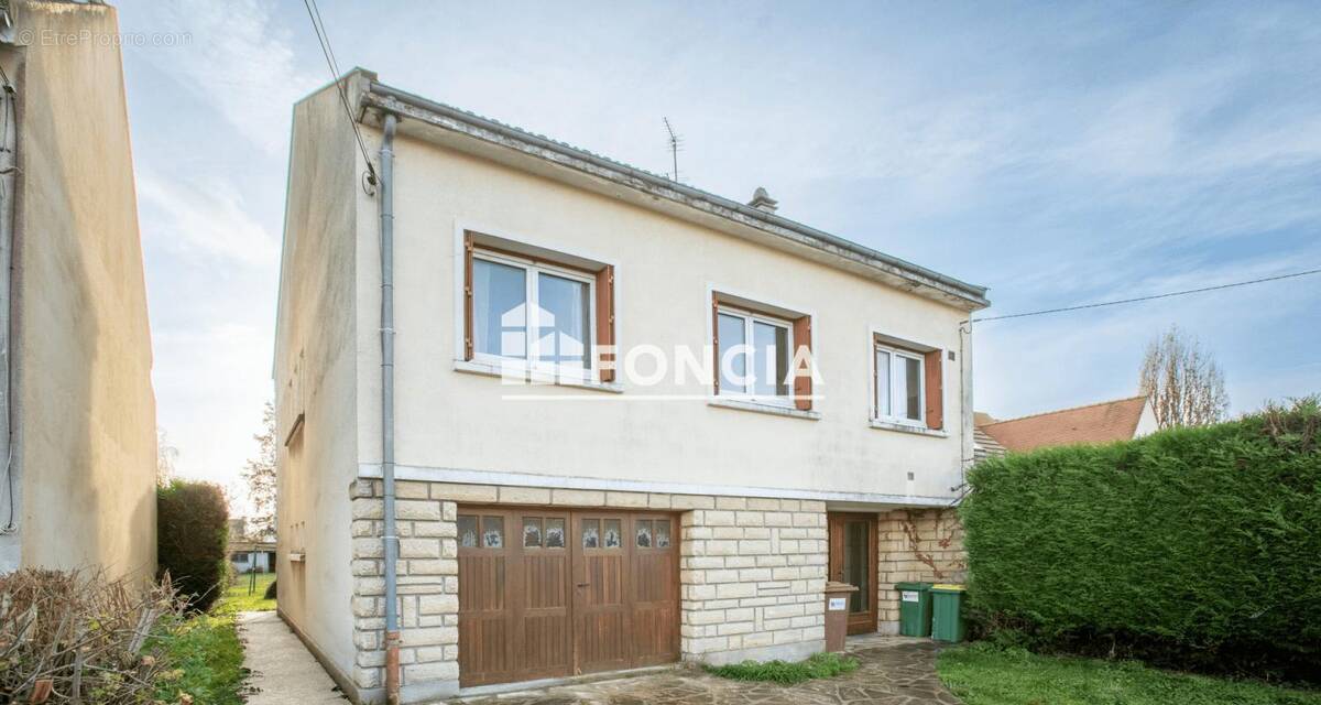 Maison à LE MESNIL-SAINT-DENIS
